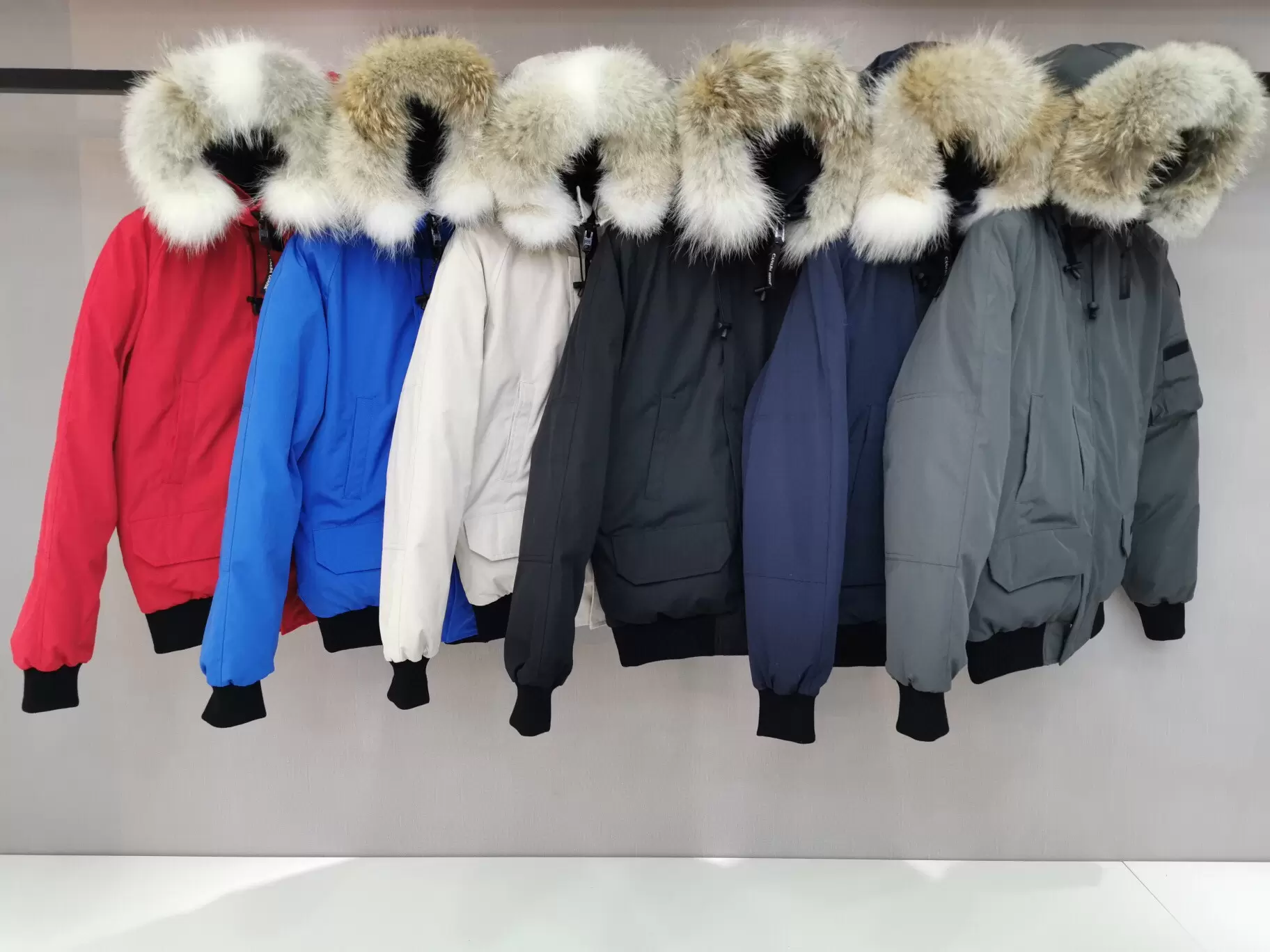 Sale Men Chilliwack Bomber Down Jacket Real Wolf Fur Hooded Canvas Parkas Zipper Pockets Warm Thick Outwear Designer Women Ruff Winter Coat, Black
Sale Men Chilliwack Bomber Down Jacket Real Wolf Fur Hooded Canvas Parkas Zipper Pockets Warm Thick Outwear Designer Women Ruff Winter Coat, Black