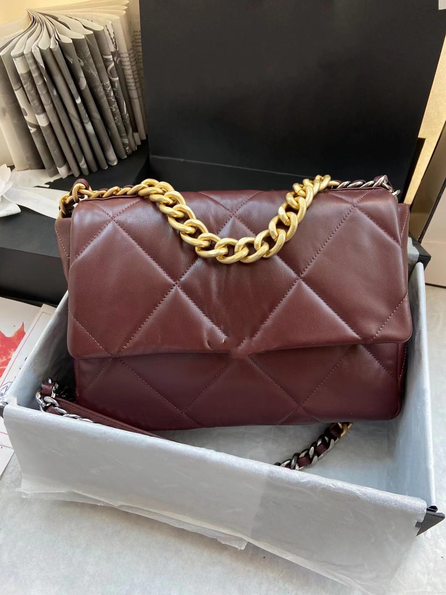 Cora High quality brand luxurys designers Women Bags Fashion gold Chain crossbody clutch Genuine Leather Shoulder purse Messenger Bag Factor
Cora High quality brand luxurys designers Women Bags Fashion gold Chain crossbody clutch Genuine Leather Shoulder purse Messenger Bag Factor