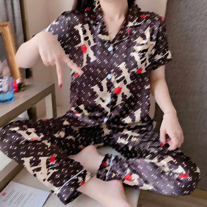 Wholesale Summer Old Flowers Ice Silk Pajamas Set Home Textile Fashion Brand Letter Print Casual Women Short Sleeve Cardigan Sleepwear Two P
Wholesale Summer Old Flowers Ice Silk Pajamas Set Home Textile Fashion Brand Letter Print Casual Women Short Sleeve Cardigan Sleepwear Two P