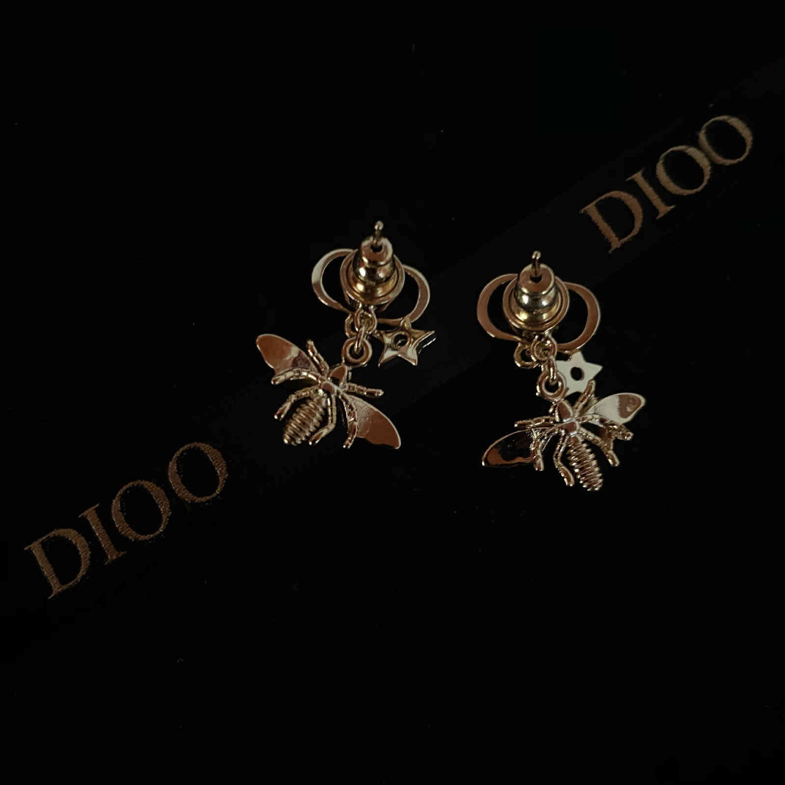 Luxury Jewelry Earrings Family Pearl Bee Cd Small Fragrance Earrings Ins Korean Classic Versatile Fashion Temperament Personality Star Same Style, Golden;silver
Luxury Jewelry Earrings Family Pearl Bee Cd Small Fragrance Earrings Ins Korean Classic Versatile Fashion Temperament Personality Star Same Style, Golden;silver