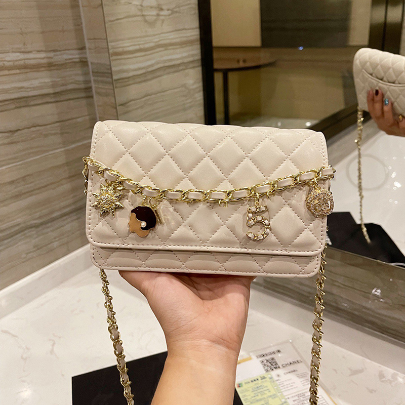 Luxury mini bags genuine leather Fashion brand crossbody bag High-quality Evening party Shopping Business occasions With box exquisite packaging size 20-5-14 cm, White
Luxury mini bags genuine leather Fashion brand crossbody bag High-quality Evening party Shopping Business occasions With box exquisite packaging size 20-5-14 cm, White