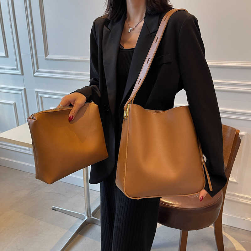 Large capacity women's 2021 new trendy children's mother's simple one shoulder bag fashion high-grade feeling commuter Tote Bag, Khaki
