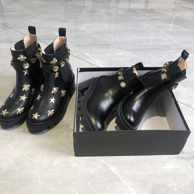 2021 Women Designer Martin Desert Boot Flamingos Love Arrow 100% Real Leather Medal Coarse Non-Slip Winter Bees Boots, Black
2021 Women Designer Martin Desert Boot Flamingos Love Arrow 100% Real Leather Medal Coarse Non-Slip Winter Bees Boots, Black