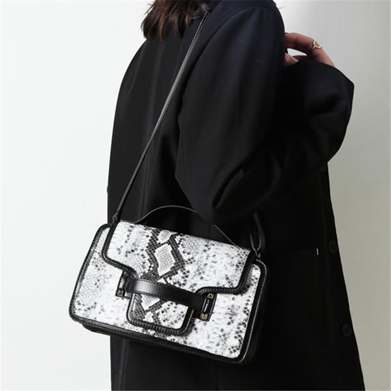 Female Serpentine PU Leather Clamshell Shoulder Bag Contrast Color Designer Small Handbags Women Retro Simple Messenger Bag Sac, Blue
Female Serpentine PU Leather Clamshell Shoulder Bag Contrast Color Designer Small Handbags Women Retro Simple Messenger Bag Sac, Blue