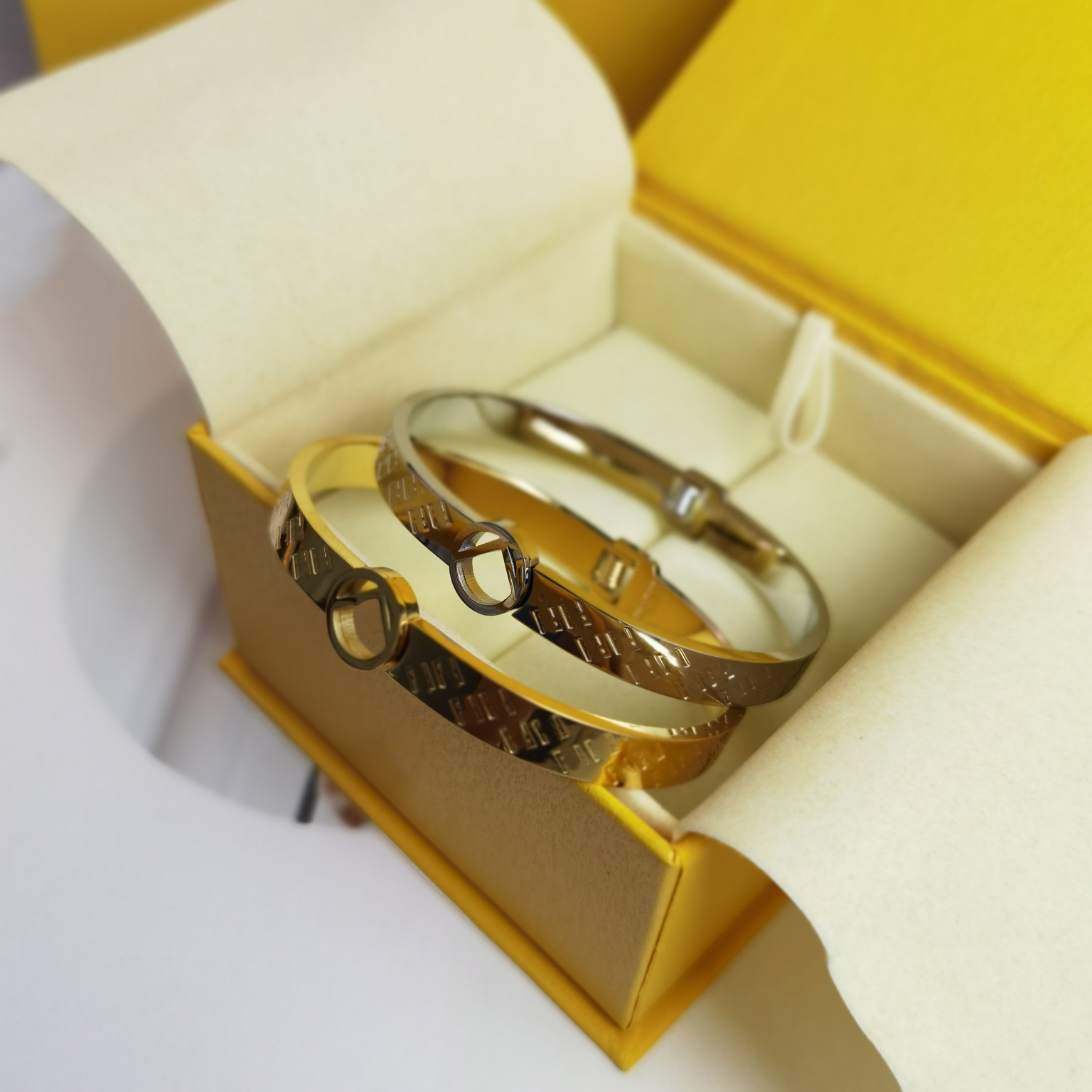 Womens Designer Bracelet Gold Silver Fashion Luxurys Bracelets High Quality Letter F Printed Diamond Jewelry Pearl Party Gift Mens Armband
Womens Designer Bracelet Gold Silver Fashion Luxurys Bracelets High Quality Letter F Printed Diamond Jewelry Pearl Party Gift Mens Armband