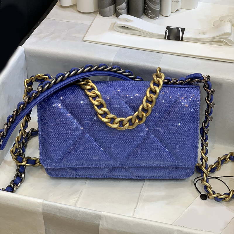 type of lamb skin with bead women bags explosion Chain is very thick The cross arm length good Super beautiful temperament
type of lamb skin with bead women bags explosion Chain is very thick The cross arm length good Super beautiful temperament