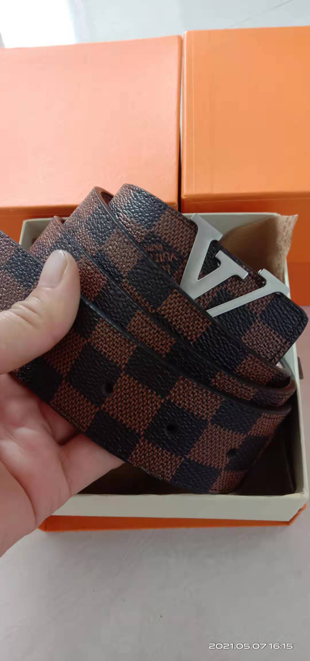 699 Fashion Big L Buckle Genuine Leather Belt with Box Designer V men Women High Quality Mens Belts 8899, Black;brown
699 Fashion Big L Buckle Genuine Leather Belt with Box Designer V men Women High Quality Mens Belts 8899, Black;brown