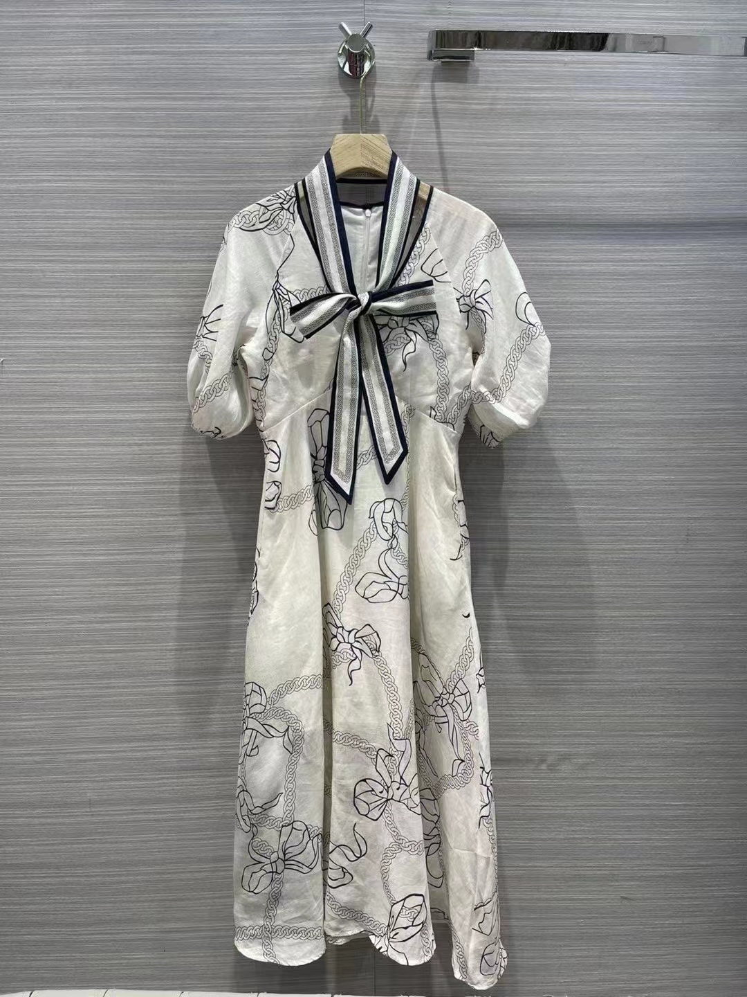 Milan Runway dresses 2022 Summer Autumn Stand Collar Lantern Sleeve Print Women' Designer Dress Brand Same Style Clothing 0622-11, Picture color
Milan Runway dresses 2022 Summer Autumn Stand Collar Lantern Sleeve Print Women' Designer Dress Brand Same Style Clothing 0622-11, Picture color
