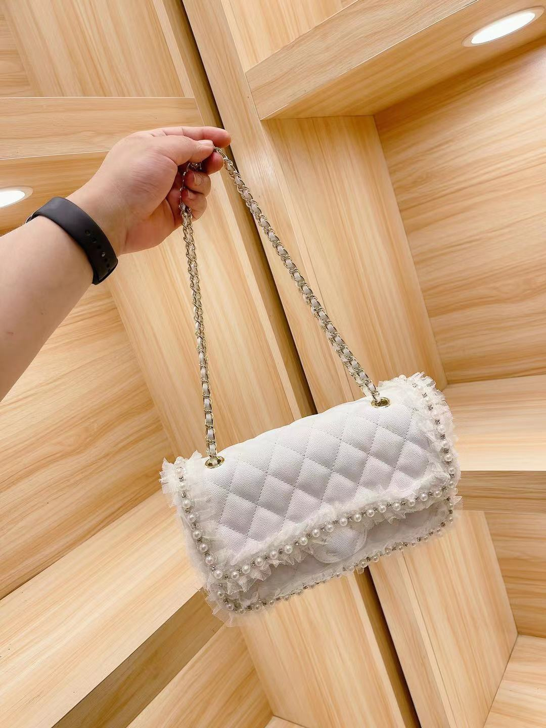 Women Luxurys Cc,solds Bags Designers Pearl Lace Purses Crossbody Channel Handbags The single shoulder bag Fashion Classic chain Credit card
Women Luxurys Cc,solds Bags Designers Pearl Lace Purses Crossbody Channel Handbags The single shoulder bag Fashion Classic chain Credit card