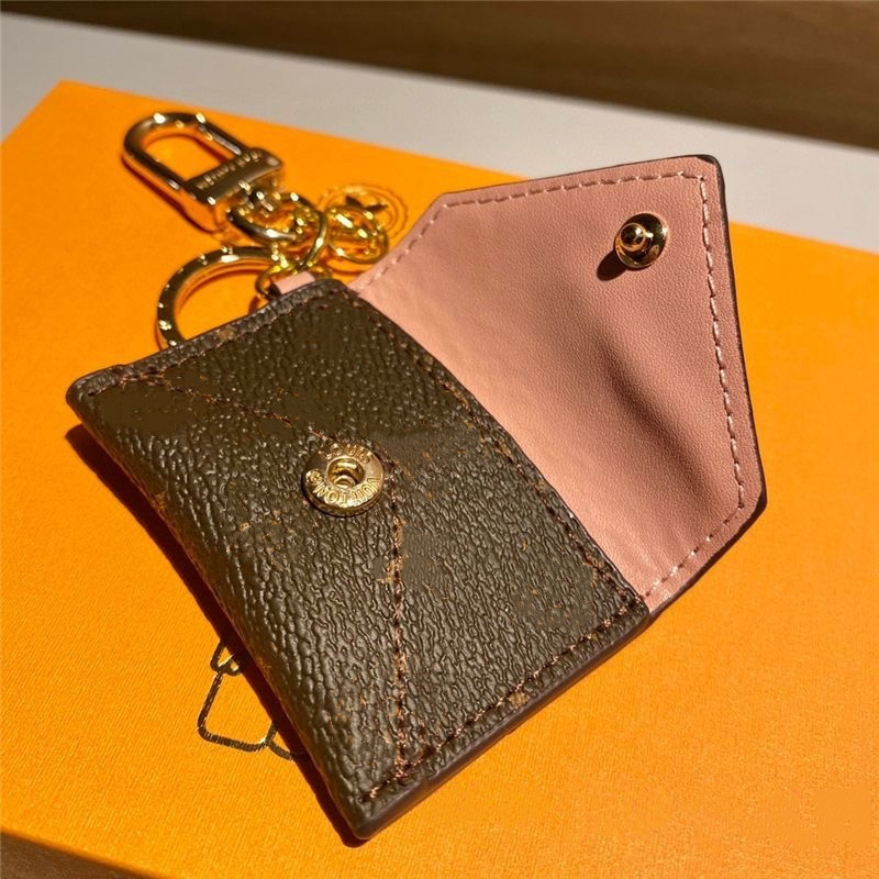 2022 Luxury keychains Fashion Car Key Buckle leather Keychain Men Women Pendant Accessories
2022 Luxury keychains Fashion Car Key Buckle leather Keychain Men Women Pendant Accessories