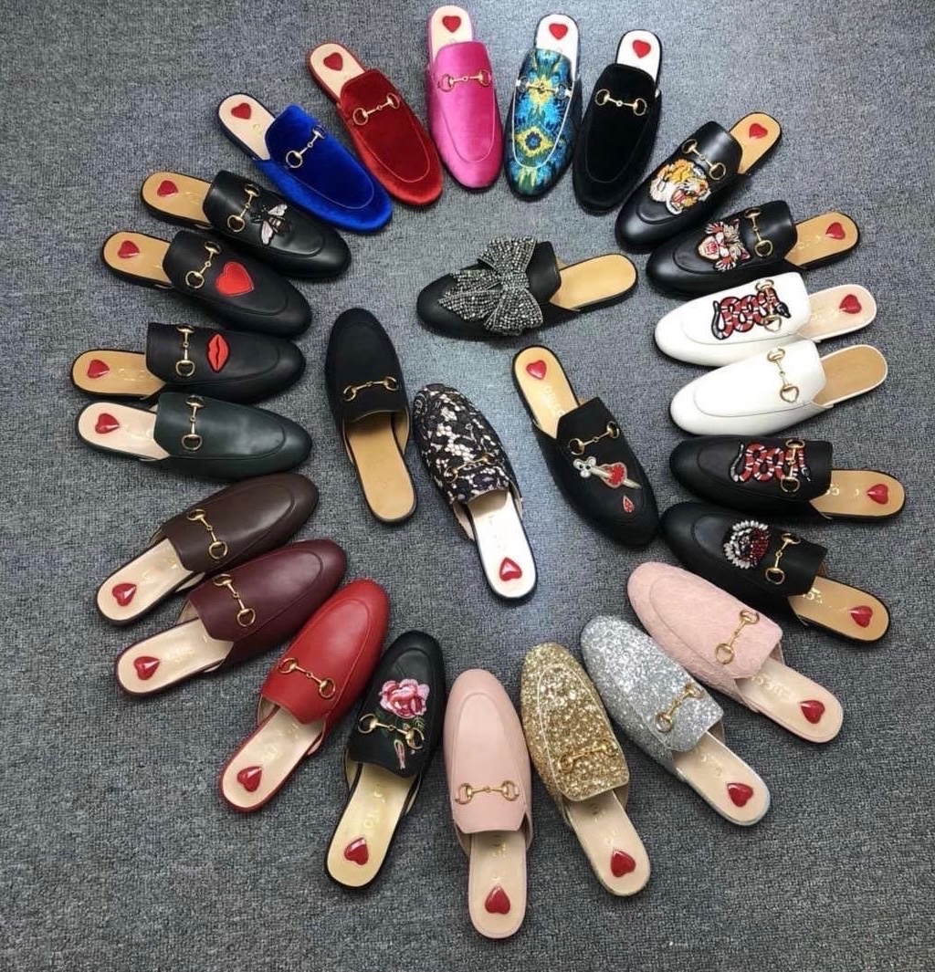 100% Leather Luxurys Designers men slippers soft cowhide Lazy women shoes Metal black buckle beach Mules Princetown Classic lady Large size 35-46
100% Leather Luxurys Designers men slippers soft cowhide Lazy women shoes Metal black buckle beach Mules Princetown Classic lady Large size 35-46