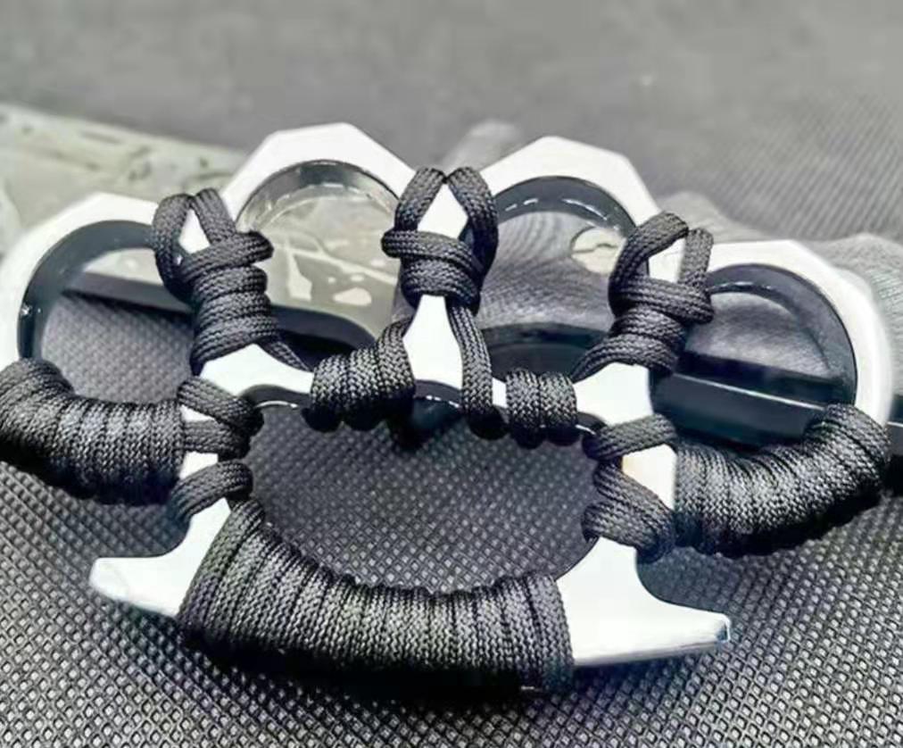 High Hardness Hell Detective Constantine Brass Knuckle Outdoor EDC tools Knuckles Duster Buckle Break window Self-Defense tool1312320
High Hardness Hell Detective Constantine Brass Knuckle Outdoor EDC tools Knuckles Duster Buckle Break window Self-Defense tool1312320
