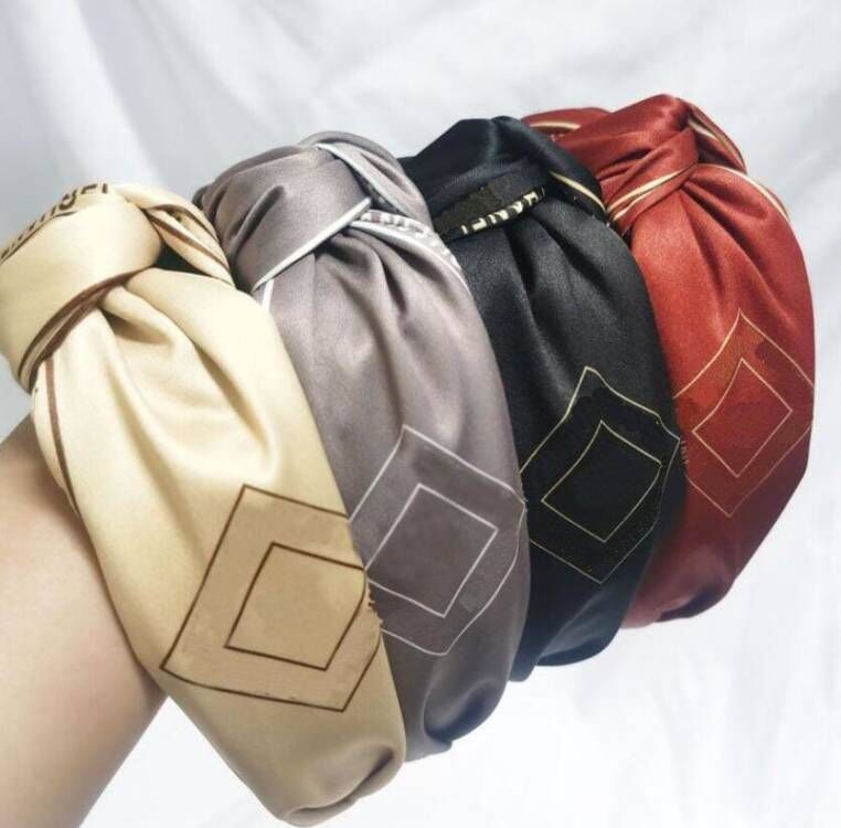 Classic Designer Brand Double Letter Print Headbands Bowknot Wide Brimmed Mixed Color Luxury Cloth Fabric Hairpin Headband Hair Hoop Accesso, Silver
Classic Designer Brand Double Letter Print Headbands Bowknot Wide Brimmed Mixed Color Luxury Cloth Fabric Hairpin Headband Hair Hoop Accesso, Silver