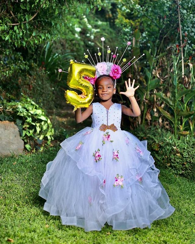 Lace Crystals 2021 Flower Girl Dresses Ball Gown Tiers Tulle Little Girl Wedding Dresses Cheap Communion Pageant Dresses Gowns ZJ737