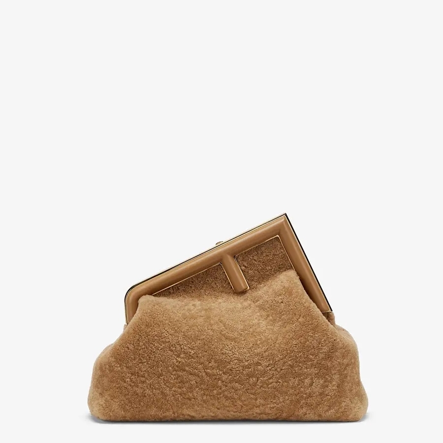 Fend Women's Bag First Medium 21 Autumn Winter New Sheepskin Wool One Shoulder Handbag
Fend Women's Bag First Medium 21 Autumn Winter New Sheepskin Wool One Shoulder Handbag