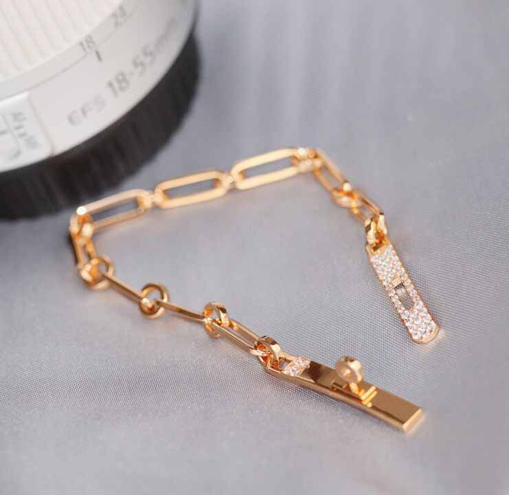 2021 V gold material luxury quality charm bracelet in two colors plated for women wedding jewelry gift have box stamp PS3169A
2021 V gold material luxury quality charm bracelet in two colors plated for women wedding jewelry gift have box stamp PS3169A