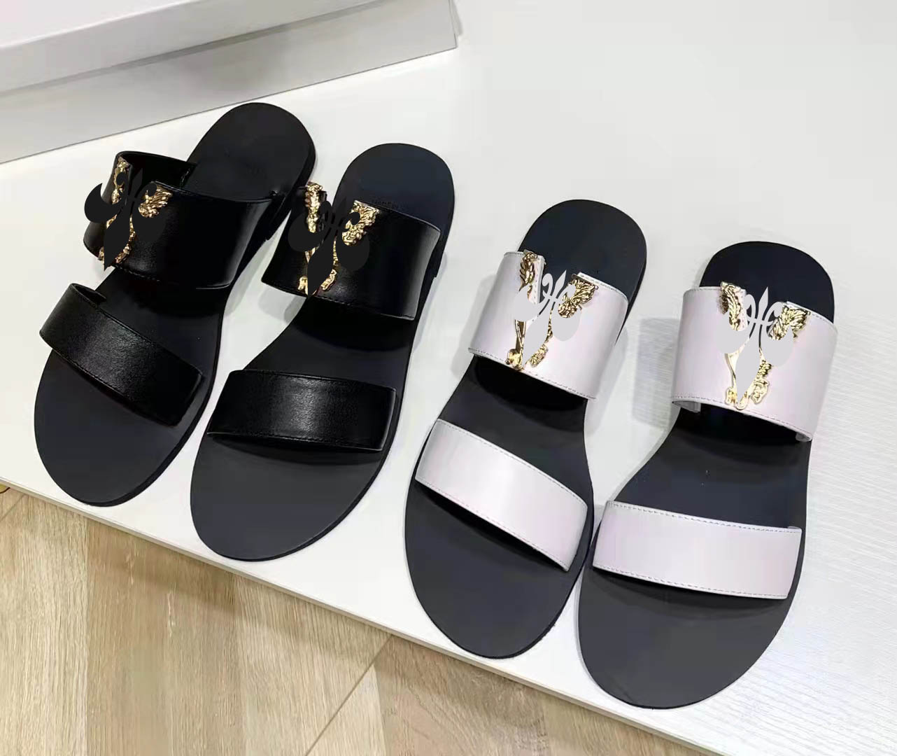 Classic ladies flat sandals luxury designer metal buckle summer girls leather rubber black white indoor bathroom bath slippers with box 35-43 size
Classic ladies flat sandals luxury designer metal buckle summer girls leather rubber black white indoor bathroom bath slippers with box 35-43 size