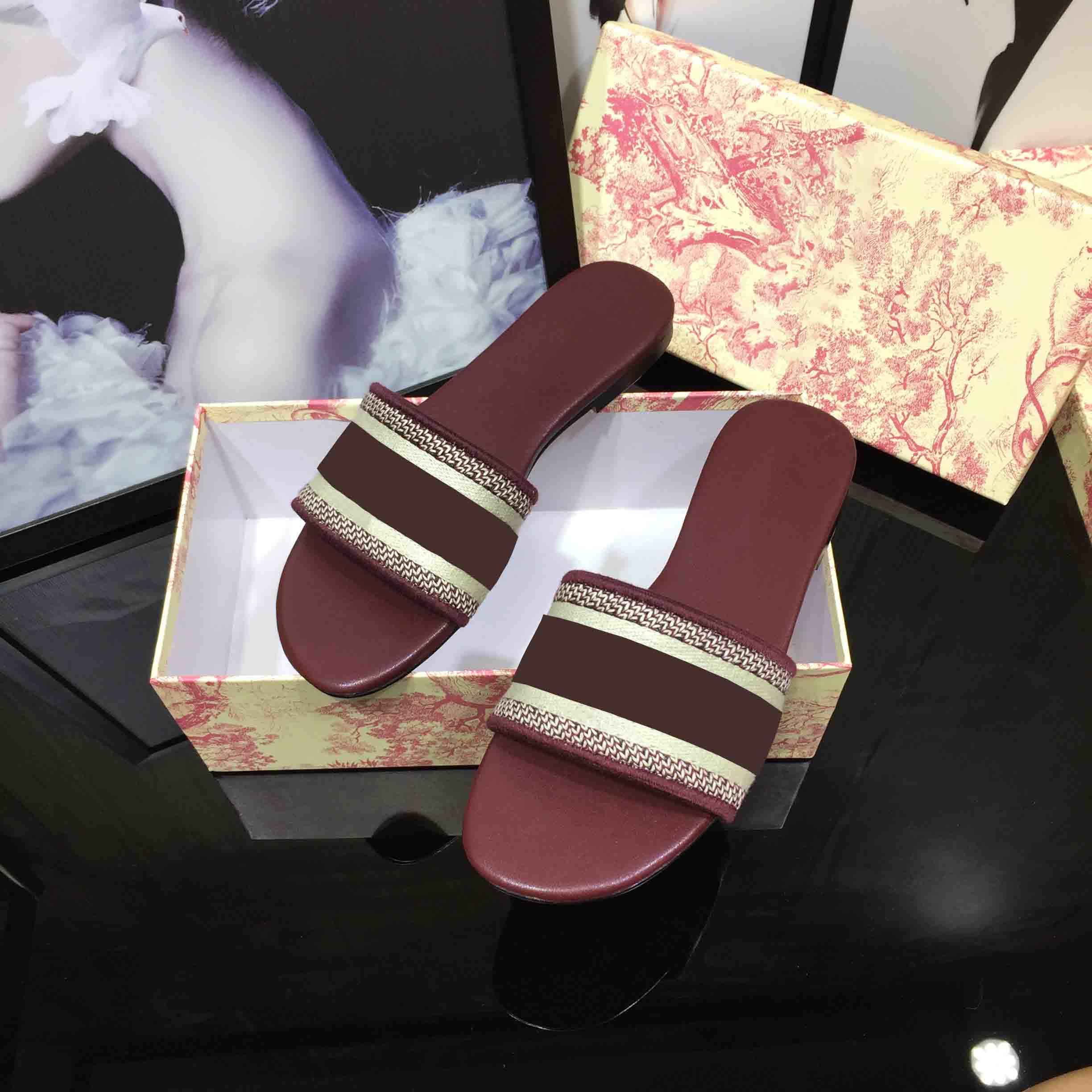 2021 summer women Sandal Slippers Flat comfortable beautiful shoes Designer Classic Woman Sandals Shoe With box top Quality size 35-43, Black
2021 summer women Sandal Slippers Flat comfortable beautiful shoes Designer Classic Woman Sandals Shoe With box top Quality size 35-43, Black