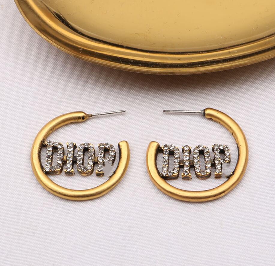 Vintage Designers Crystal Rhinestone Letter Stud Earrings High Quality Hollow 18K Gold Plating Earring for Women Party Wedding Gift Geometric Jewelry Accessories
Vintage Designers Crystal Rhinestone Letter Stud Earrings High Quality Hollow 18K Gold Plating Earring for Women Party Wedding Gift Geometric Jewelry Accessories