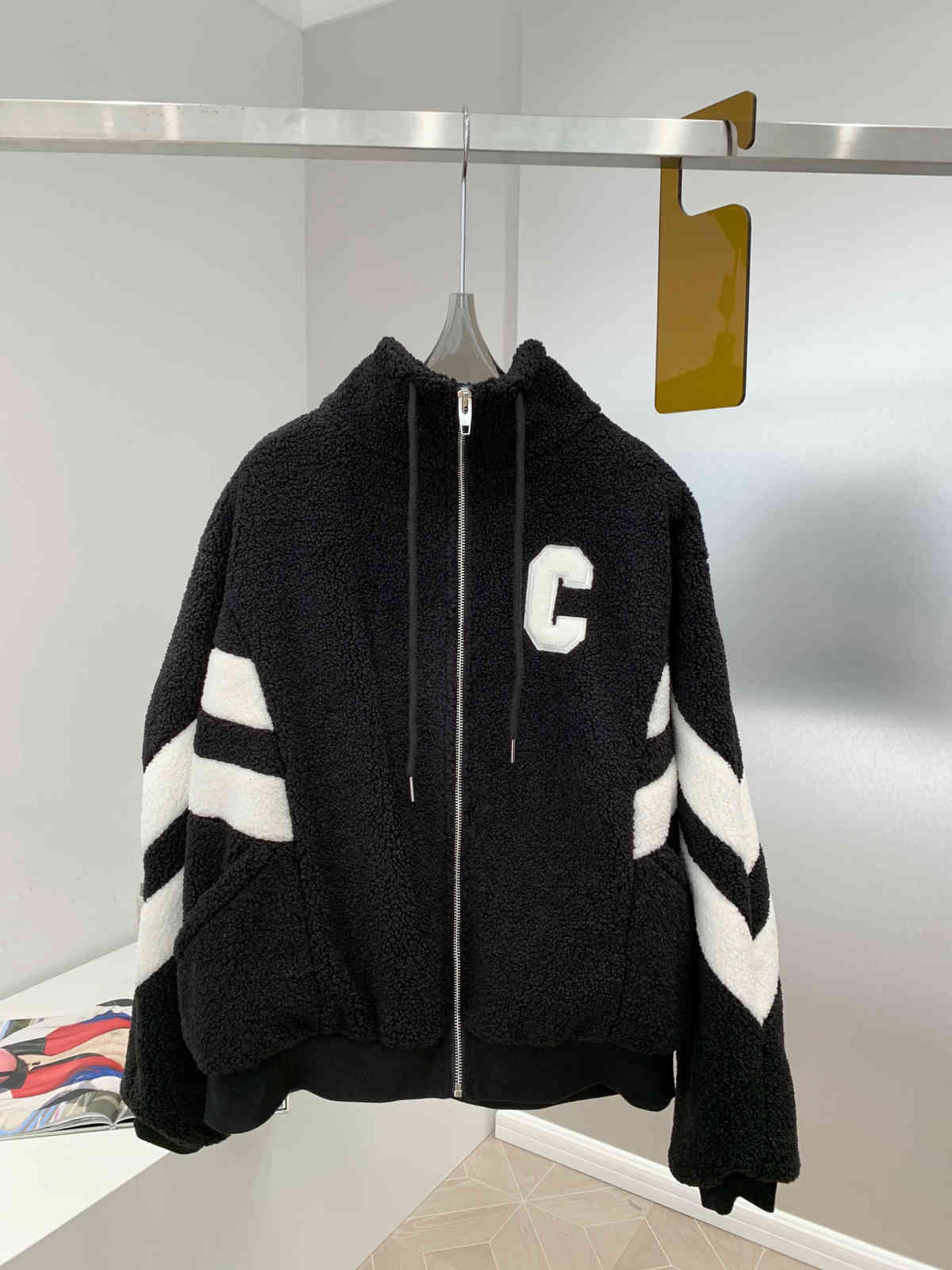 21ss women jacket autumn and winter new Color block sheep wool coat Cashmere fabric outwear Classic versatile black white color design, Only for price difference
21ss women jacket autumn and winter new Color block sheep wool coat Cashmere fabric outwear Classic versatile black white color design, Only for price difference