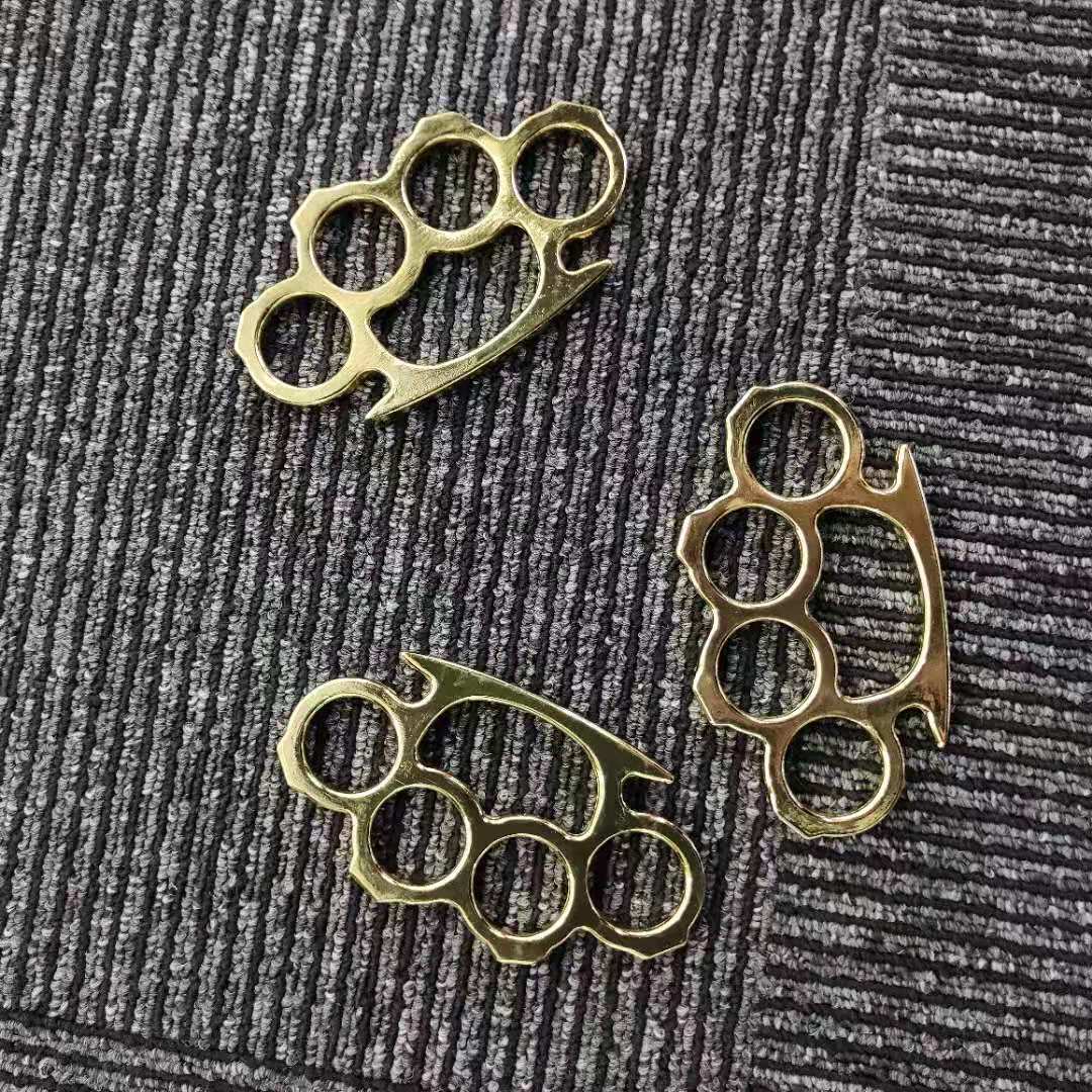 Fighting glass fiber finger tiger hand clasp boxing clasp black aluminum alloy four finger boxing sleeve aluminum tiger ring defensive we004
Fighting glass fiber finger tiger hand clasp boxing clasp black aluminum alloy four finger boxing sleeve aluminum tiger ring defensive we004