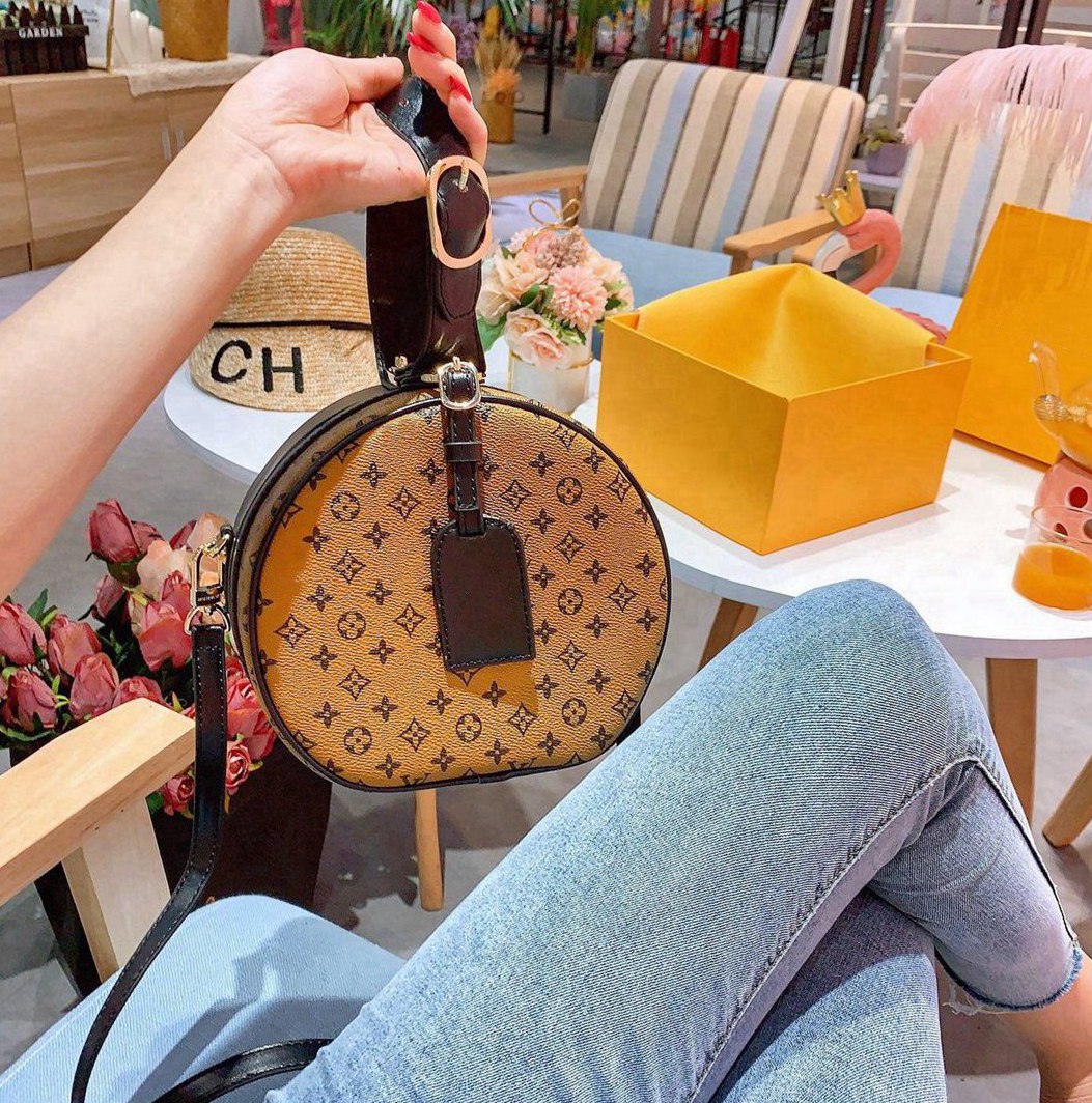 Top Luxurys Leather Bag Women Bags Tote Handbag Designers Capacity Soft Fashion Handbags With 2021 Brang Logo -L0805, Red;black
Top Luxurys Leather Bag Women Bags Tote Handbag Designers Capacity Soft Fashion Handbags With 2021 Brang Logo -L0805, Red;black