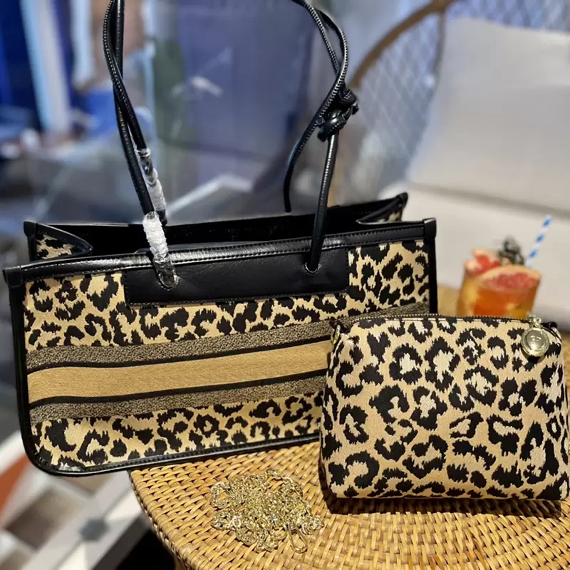 Leopard Designer Bags Women Totes Large Capacity Shopping Bag Ladies Handbags Pueses Fashion Classic Letters High Quality with Wallet, Price difference
Leopard Designer Bags Women Totes Large Capacity Shopping Bag Ladies Handbags Pueses Fashion Classic Letters High Quality with Wallet, Price difference