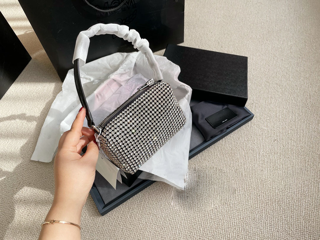 The tasteful style of leather For mobile phones and headphones and other small fashion bags 18*10cm, Silver
The tasteful style of leather For mobile phones and headphones and other small fashion bags 18*10cm, Silver