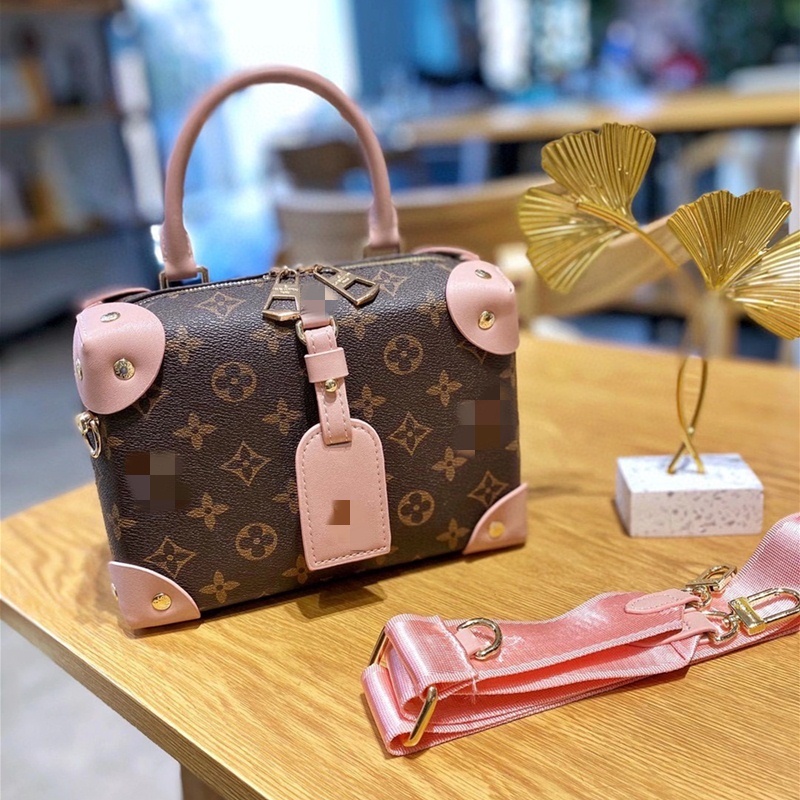 LOUISS VUTTONS LVs Petite Malle Souple designer wallets GGs YSLs lady phone camera purse women luxury shoulder crossbody bags soft trunk handbags, Red;black
LOUISS VUTTONS LVs Petite Malle Souple designer wallets GGs YSLs lady phone camera purse women luxury shoulder crossbody bags soft trunk handbags, Red;black