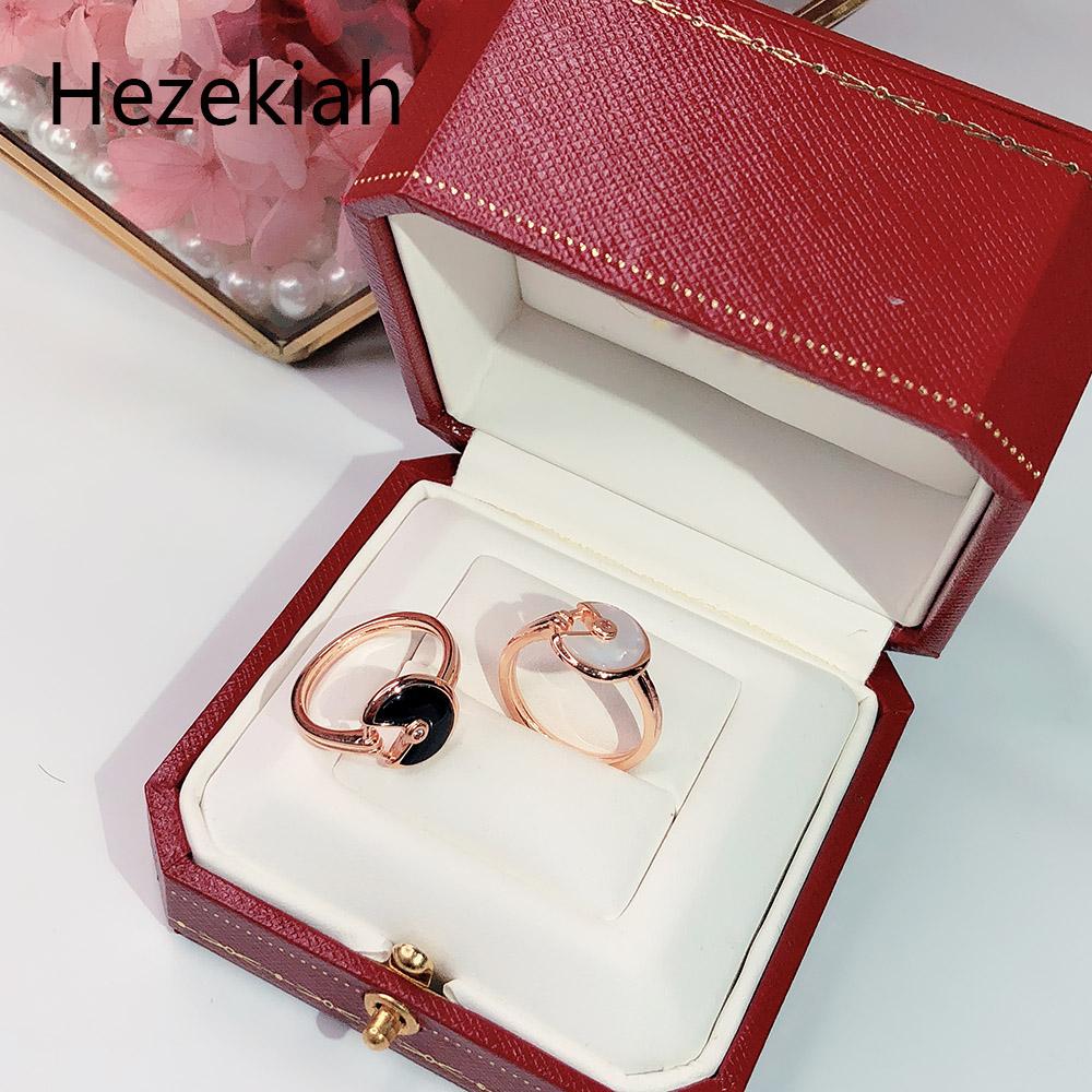 Lady S925 Sterling Silver shell rings Amulette de black agate Personality fashion Luxurious rose gold circular ring High Quality Jewelry
Lady S925 Sterling Silver shell rings Amulette de black agate Personality fashion Luxurious rose gold circular ring High Quality Jewelry