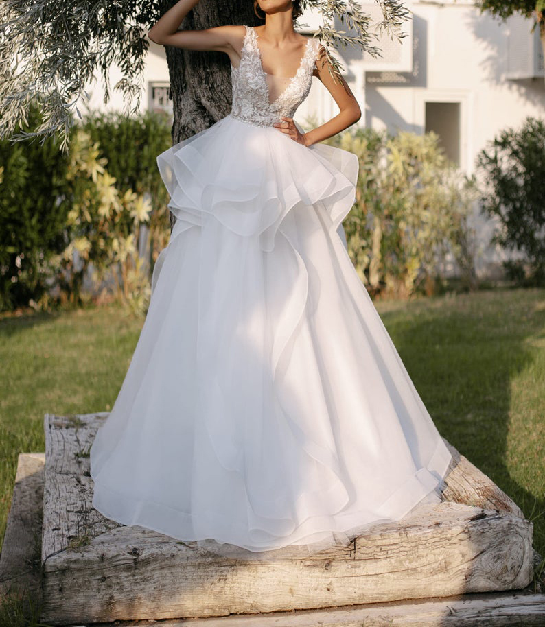 2021 Elegant White Wedding Gowns A Line Lace Appliqued V Neck Backless Floor Lengh Bridal Dresses Robe De Mariée, Dark red
2021 Elegant White Wedding Gowns A Line Lace Appliqued V Neck Backless Floor Lengh Bridal Dresses Robe De Mariée, Dark red