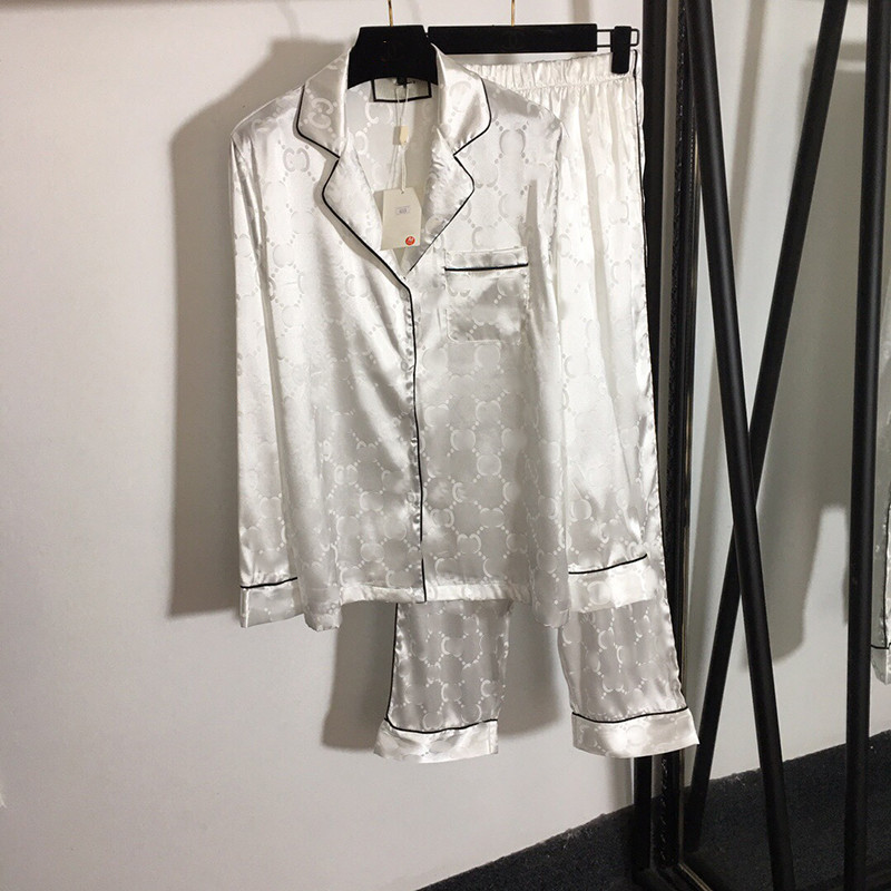 Full Letter Print Women Sleepwear Fashion Slik Designer Lady Pajamas Sets Two Pieces Set Seasons Soft Touch Nightwear, As pic
Full Letter Print Women Sleepwear Fashion Slik Designer Lady Pajamas Sets Two Pieces Set Seasons Soft Touch Nightwear, As pic