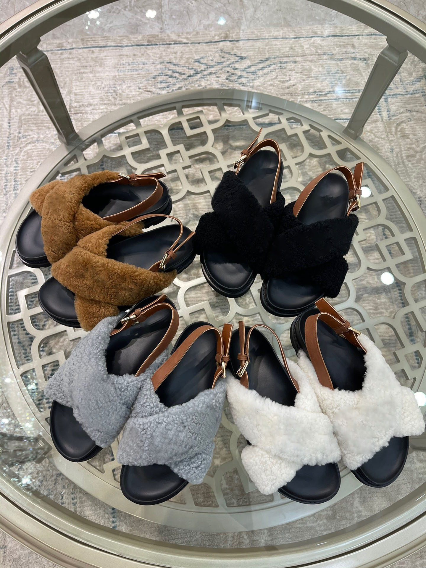 Sheep curly flat sandals with gold and copper buttons in leather high-end luxury size 35-41, Black
Sheep curly flat sandals with gold and copper buttons in leather high-end luxury size 35-41, Black