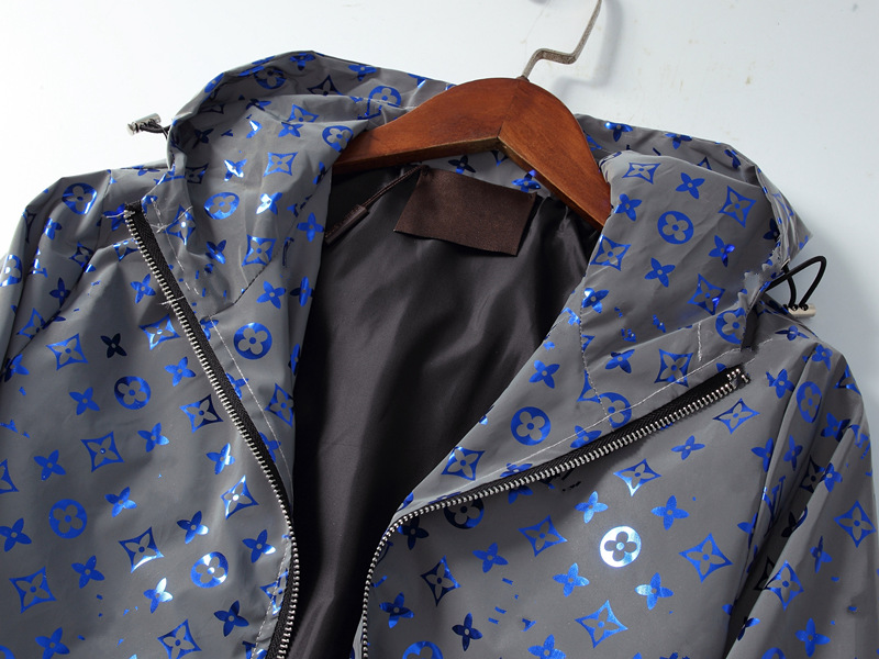 20ss classic Mens Jacket Hooded Spring Autumn Style For Men Women Windbreaker Coat Long Sleeves Fashion Jackets With Zippers Letters Printed Outwears Coats M-3XL
20ss classic Mens Jacket Hooded Spring Autumn Style For Men Women Windbreaker Coat Long Sleeves Fashion Jackets With Zippers Letters Printed Outwears Coats M-3XL