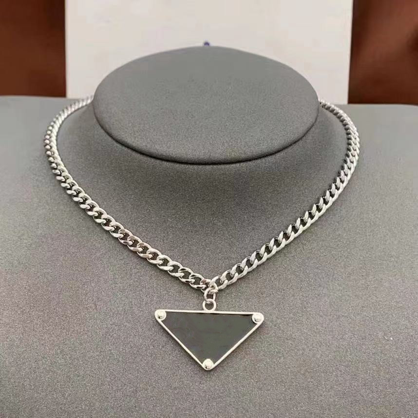 

Womens Mens Luxury Designer Necklace Chain Fashion Jewelry Black White P Triangle Pendant Design Party Silver Hip Hop Punk Men Necklaces Names Statement Jewellery