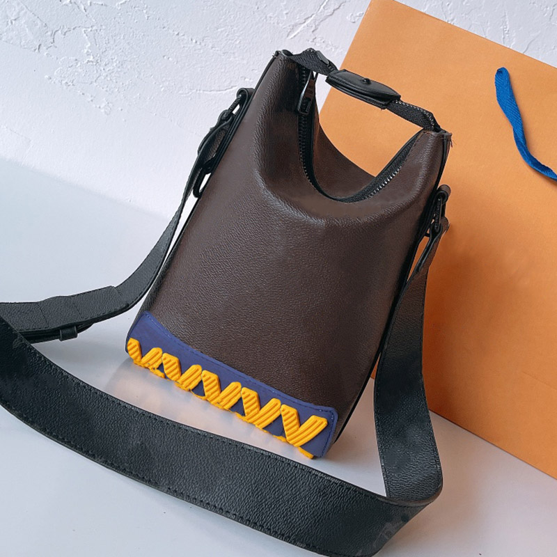 Fashion Luxury Designer Handbags High Quality Men Shoulder Bag Crossbody Bags Single Shoulder Strap Women Handbag 16*24cm, Increase freight
Fashion Luxury Designer Handbags High Quality Men Shoulder Bag Crossbody Bags Single Shoulder Strap Women Handbag 16*24cm, Increase freight
