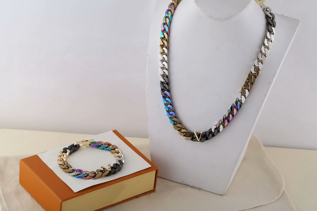 Europe America Style Necklace Bracelet Men Multicoloured Hardware Engraved V Initials Pattern Chain Links Patches Jewelry Sets M69462, Silver
Europe America Style Necklace Bracelet Men Multicoloured Hardware Engraved V Initials Pattern Chain Links Patches Jewelry Sets M69462, Silver