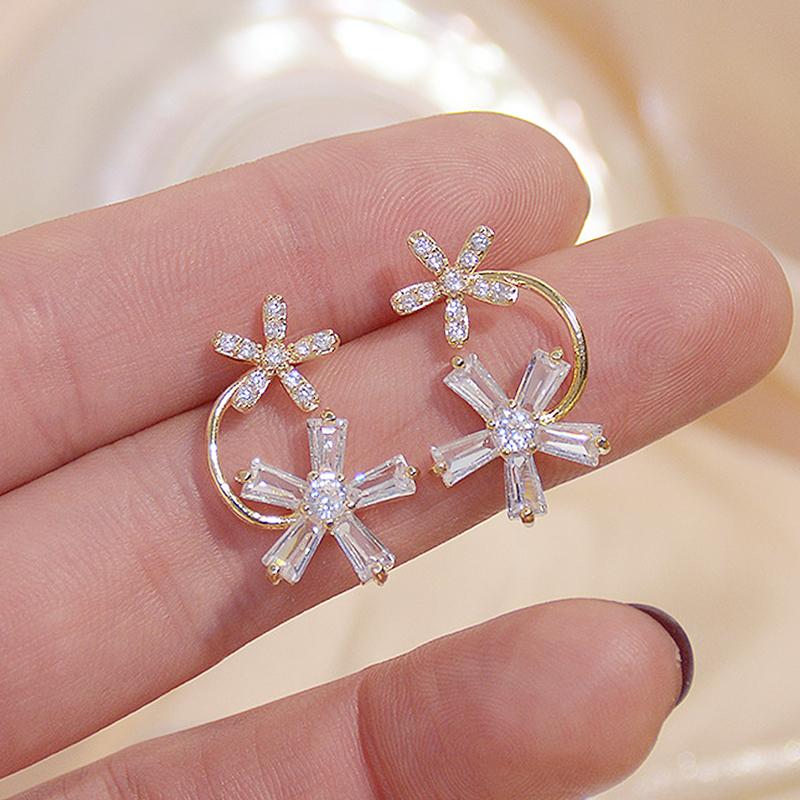 Lexie Romantic Transparent Crystal Crystal Flower Petals Women Earring Cubic Zircon Charm Stud Earrings Wedding Jewelry Gift
Lexie Romantic Transparent Crystal Crystal Flower Petals Women Earring Cubic Zircon Charm Stud Earrings Wedding Jewelry Gift