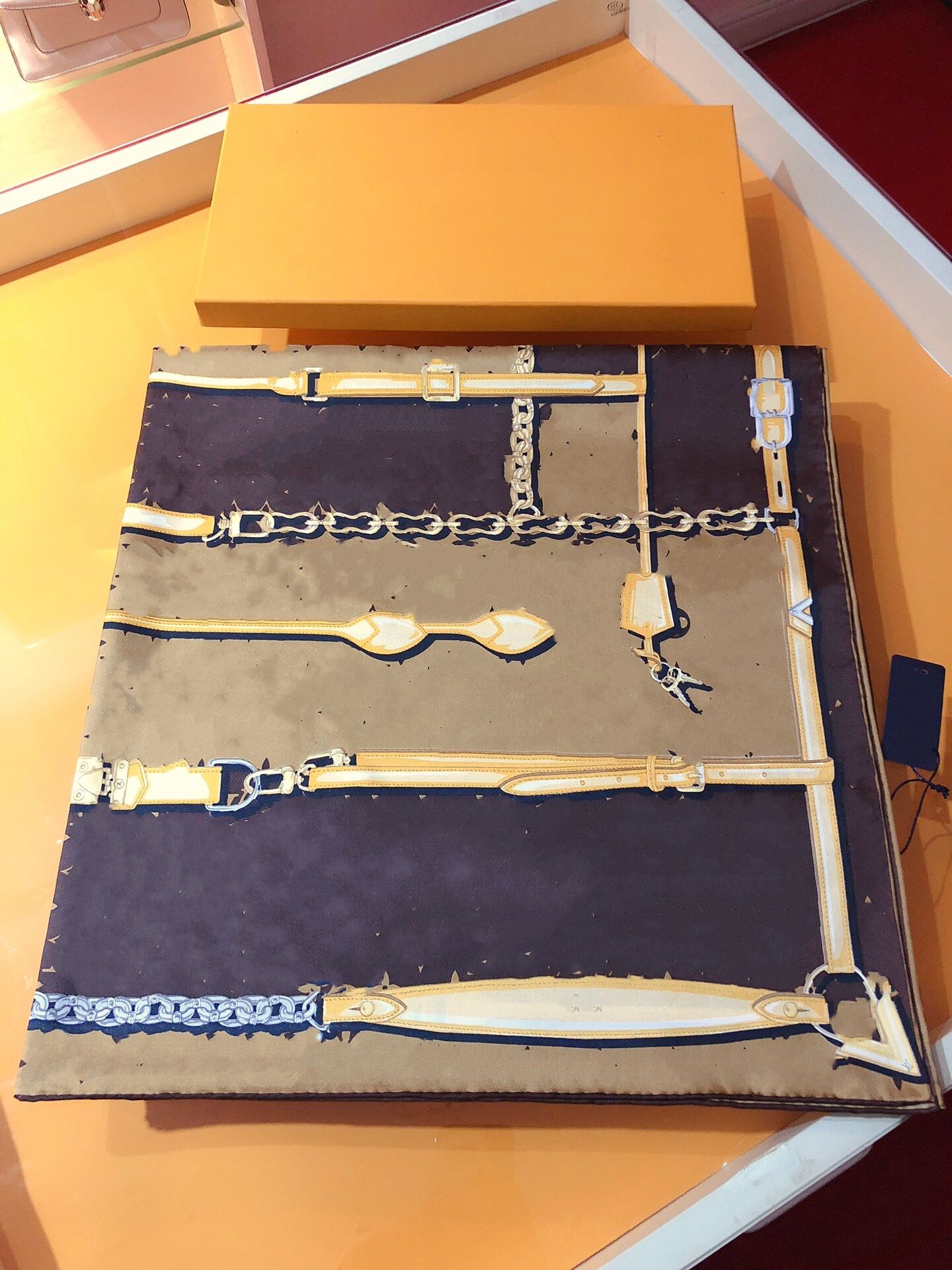 High quality silk scarfs 90*90 square scarf belts scarves letters pashmina classic design scarves retro brown print scarf bag wraps free, Blue;gray
High quality silk scarfs 90*90 square scarf belts scarves letters pashmina classic design scarves retro brown print scarf bag wraps free, Blue;gray