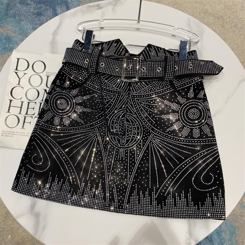 DEAT Autumn Winter New Arrvials Rhinestone Diamonds Decoration Black Short Mini Skirt With Belt Women Streetwear MK571 210311
DEAT Autumn Winter New Arrvials Rhinestone Diamonds Decoration Black Short Mini Skirt With Belt Women Streetwear MK571 210311