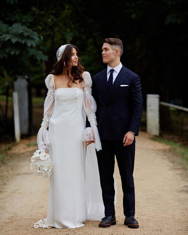 Vintage Country Dresses With Long Sleeves Crystals Sweep Train Satin Backless Beach Wedding Bridal Gown Vestido De Novia