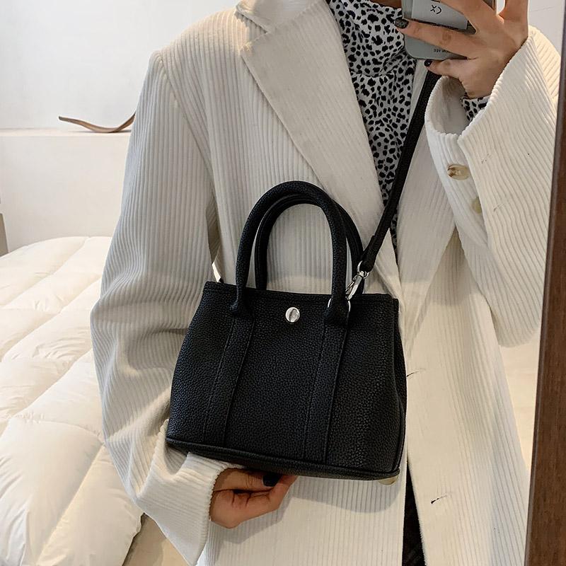 Simple and Universal Korean Classic 2021PU Leather Lady Messenger Bag Buckle Thin Shoulder Strap Handbag Fresh Black Fashion
Simple and Universal Korean Classic 2021PU Leather Lady Messenger Bag Buckle Thin Shoulder Strap Handbag Fresh Black Fashion