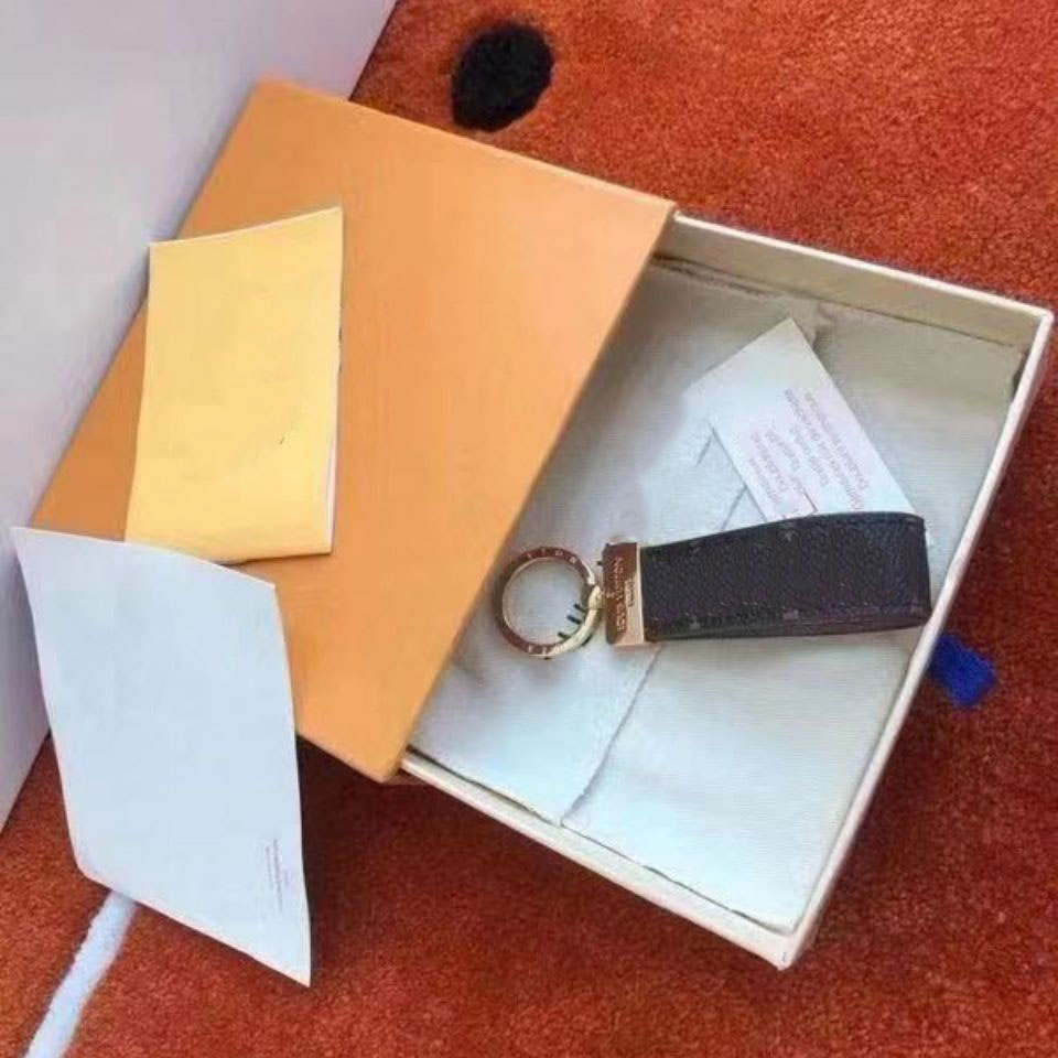 2019 High qualtiy Leather Keychain & Key Ring Holder Brand Porte Clef Gift Men Womens Car Bag Keychain with box hay84a
2019 High qualtiy Leather Keychain & Key Ring Holder Brand Porte Clef Gift Men Womens Car Bag Keychain with box hay84a