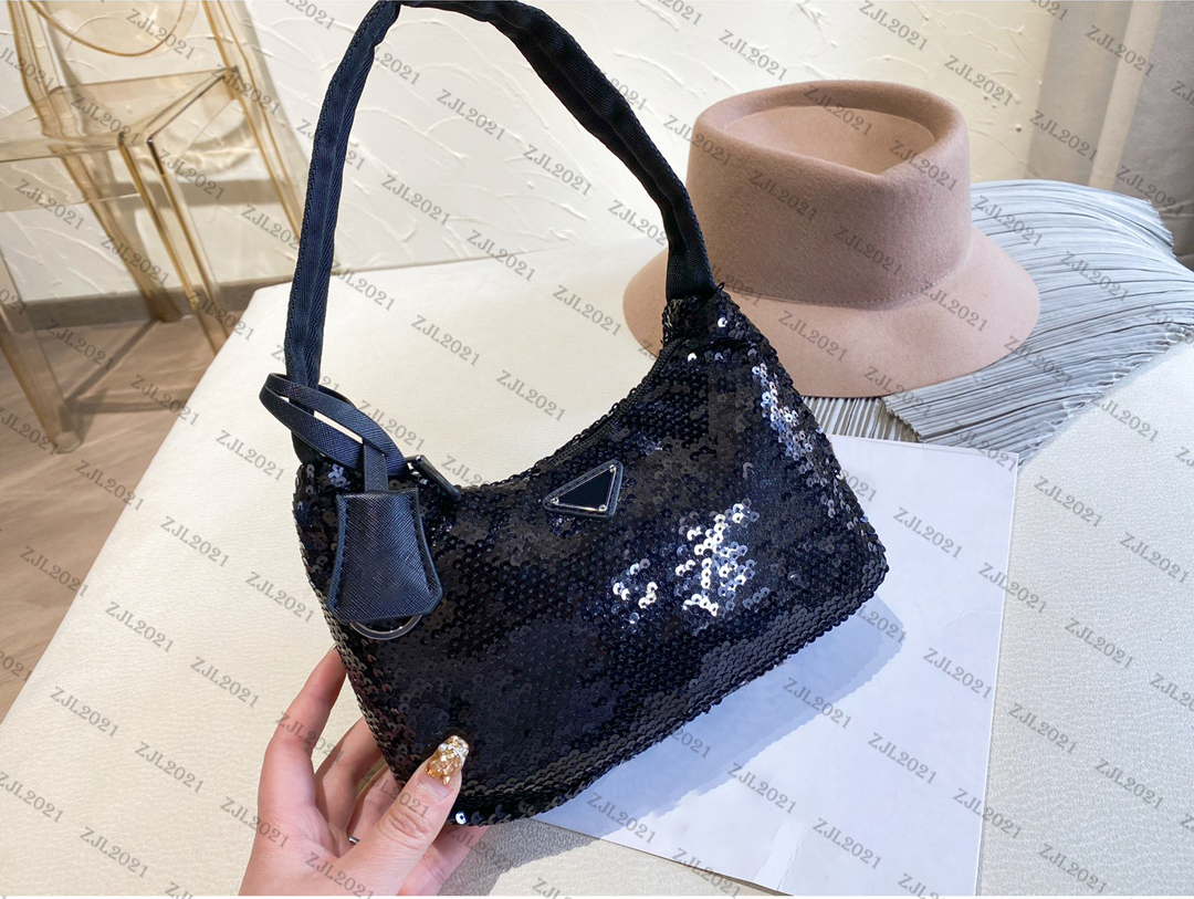 Female Luxurys Designers Bags wrap sequins silver black textured satchel carry-on bag one Sac à une épaule
Female Luxurys Designers Bags wrap sequins silver black textured satchel carry-on bag one Sac à une épaule