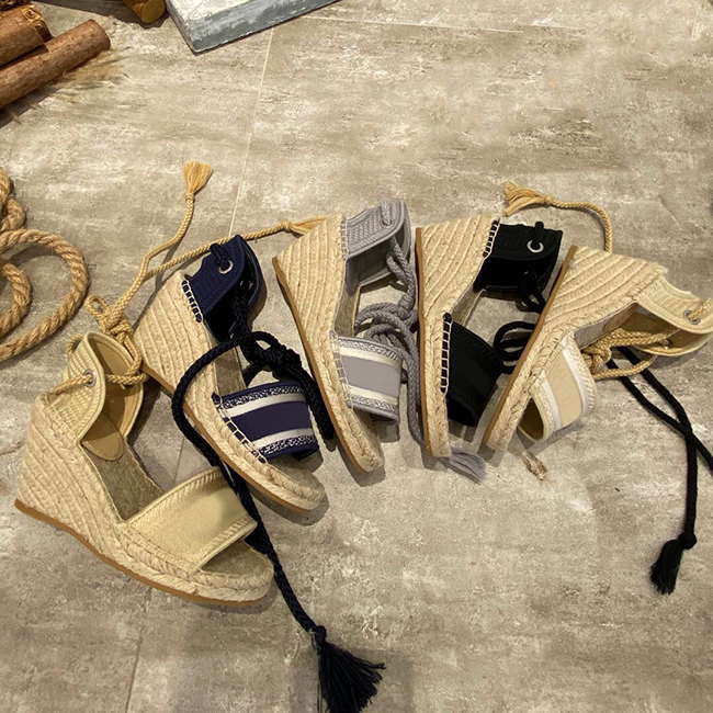 Fisherman's beach sandals girl 2021 spring and summer round head embroidered grass multifunctional slope heel casual slippers size 35-42 with box
Fisherman's beach sandals girl 2021 spring and summer round head embroidered grass multifunctional slope heel casual slippers size 35-42 with box