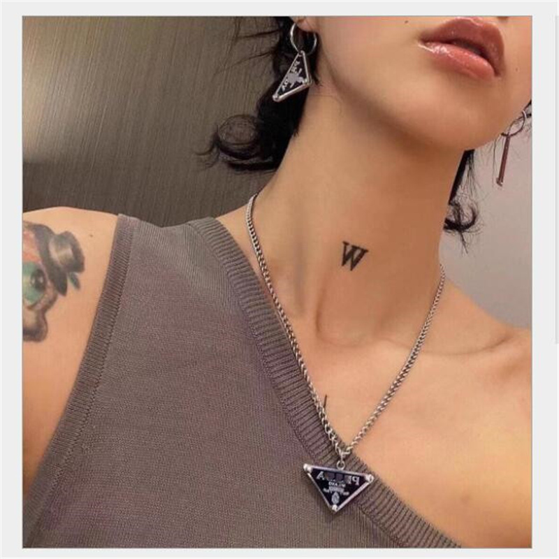 2021 Luxurys Sale Pendant Necklaces Fashion for Man Woman Inverted Triangle Letter Designers Brand Jewelry Mens Womens Trendy Personality Clavicle Chain
2021 Luxurys Sale Pendant Necklaces Fashion for Man Woman Inverted Triangle Letter Designers Brand Jewelry Mens Womens Trendy Personality Clavicle Chain