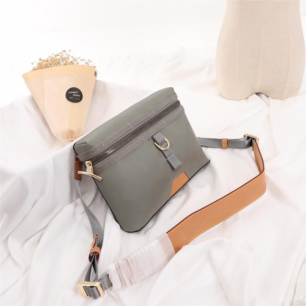 21ss Designer Mens Messenger Bag postman small bags womens backpack Shoulder HandBag letter the fashion leather Monogram titanium fabric HandBags size 26x18x4CM, Grey
21ss Designer Mens Messenger Bag postman small bags womens backpack Shoulder HandBag letter the fashion leather Monogram titanium fabric HandBags size 26x18x4CM, Grey