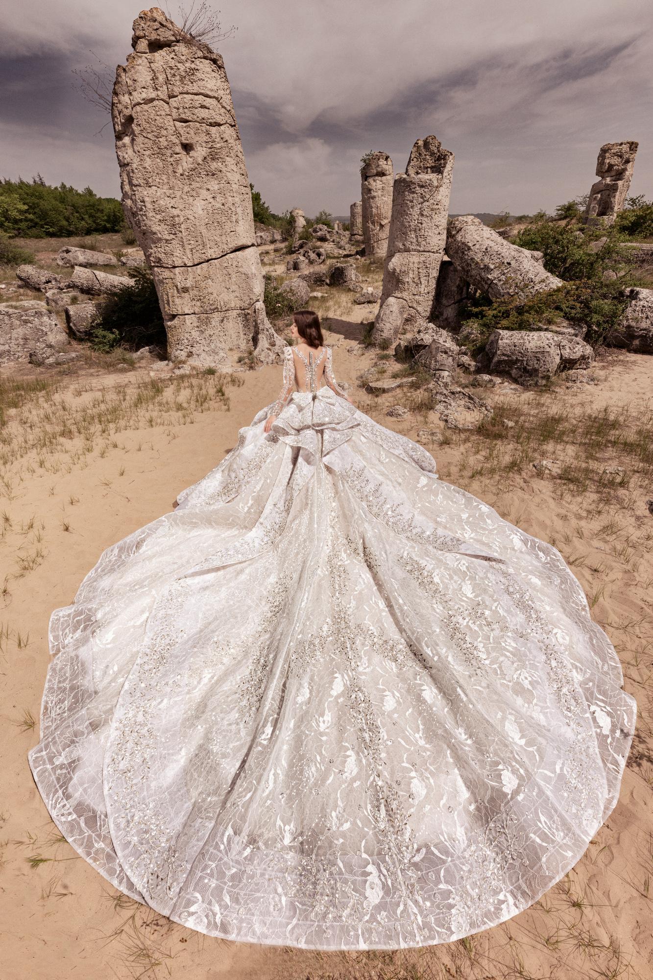 Designer Ball Dresses With Long Sleeves Scoop Neck Lace Applique Tiered Skirt Chapel Train Covered Button Wedding Gown Vestido