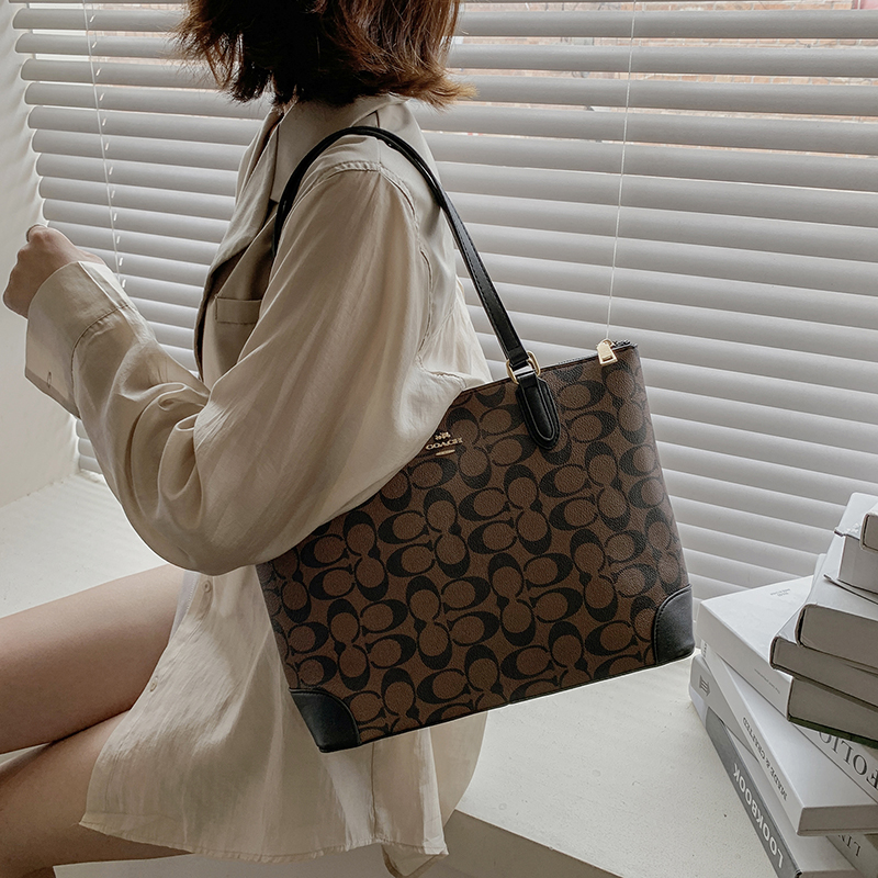62 high quality coach women leather handbag Envelope Chain flap bag tote shoulder shopping crossbody messenger Dinner Postman bags 20 style, Black;brown
62 high quality coach women leather handbag Envelope Chain flap bag tote shoulder shopping crossbody messenger Dinner Postman bags 20 style, Black;brown