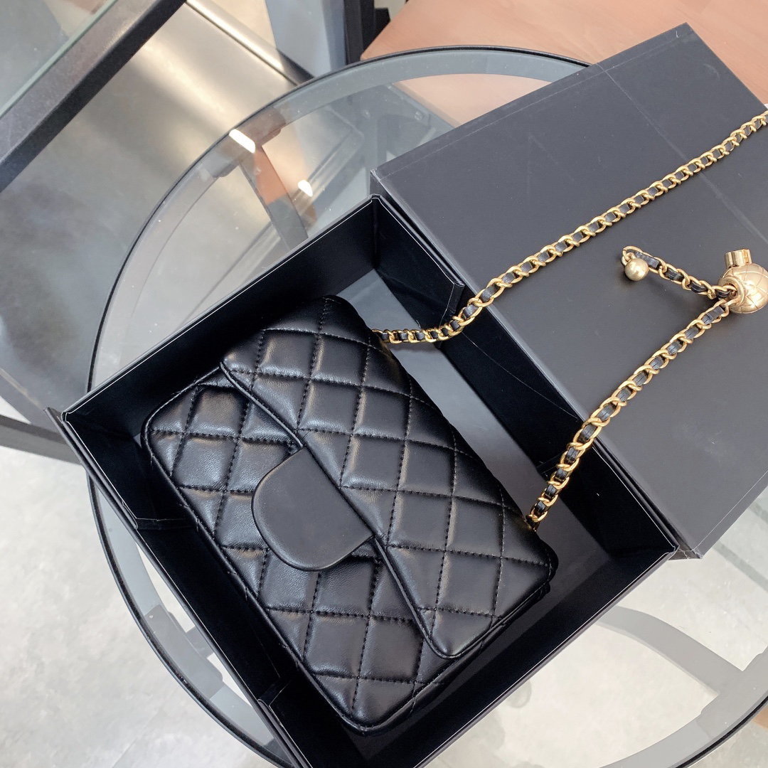 Ladies Handbag Luxury designer handbags Classic Shoulder bags Totes Leather Purses High Capacity V-shape Rhombic Grid, #21 original dust bag
Ladies Handbag Luxury designer handbags Classic Shoulder bags Totes Leather Purses High Capacity V-shape Rhombic Grid, #21 original dust bag